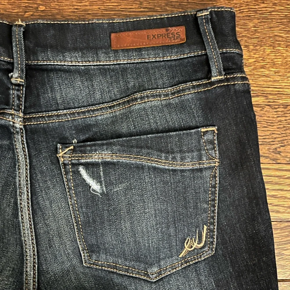 Express Mid Rise Legging Jeans, Distressed Dark Wash - Size 4 Short - Picture 7 of 8